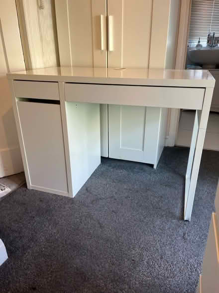 Photo of free White desk (Whyteleafe) #2