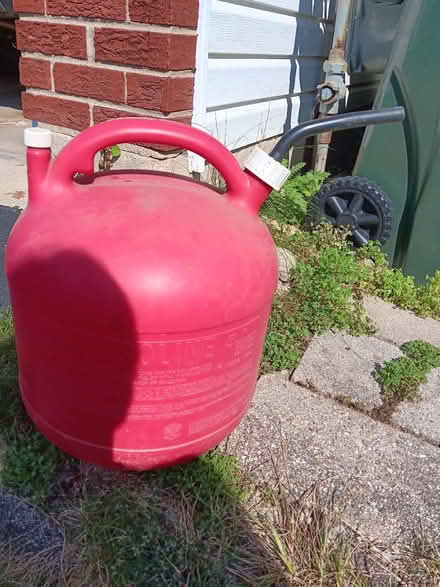 Photo of free 5 Gallon Gas Can (Woodridge) #1