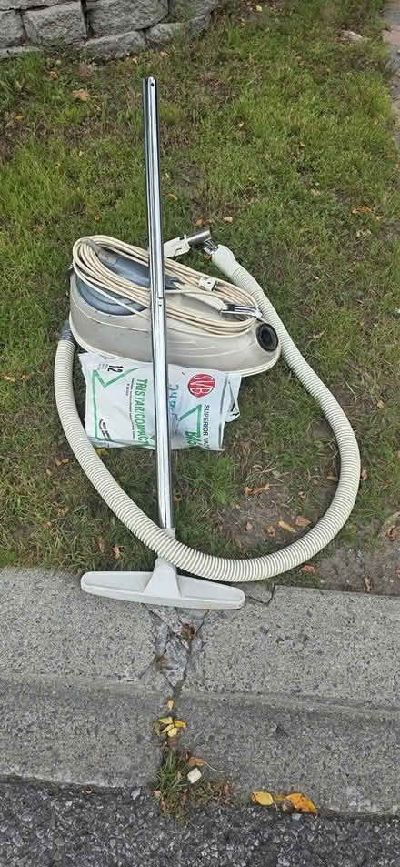 Photo of free Vacuum cleaner (K2K2N7) #1
