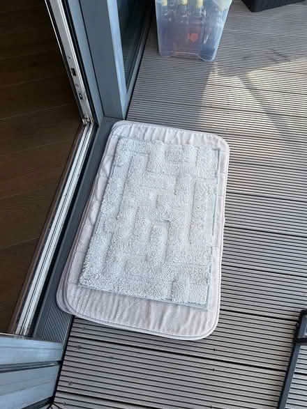 Photo of free 3 bath mats (Aldgate East - E1) #1