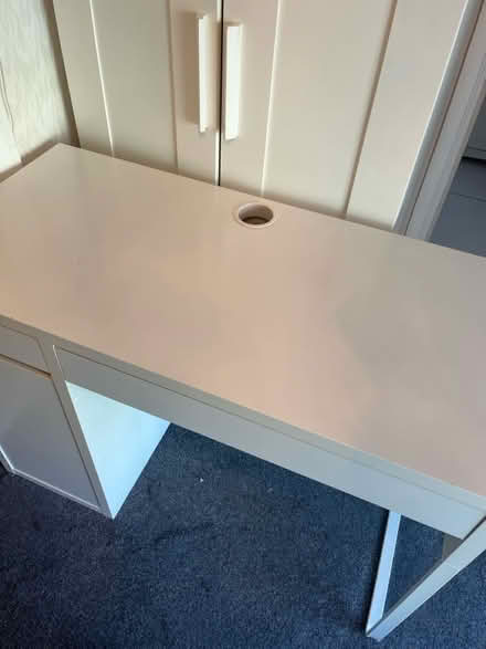 Photo of free White desk (Whyteleafe) #1
