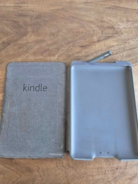 Photo of free Kindle case with light (ME18) #2