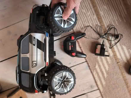 Photo of free Remote control 4 x 4 car - Carrera (Hereford HR1) #2
