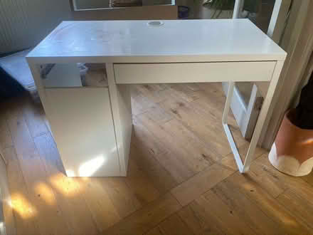Photo of free IKEA desk and top shelf (MICKE Desk, white, 105x50 cm) (South Croydon CR2) #2