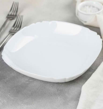 Photo of Luminarc square scalloped plate (Greenford UB6) #1