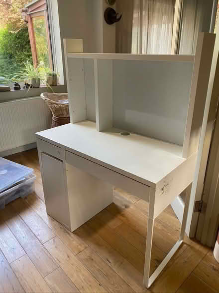 Photo of free IKEA desk and top shelf (MICKE Desk, white, 105x50 cm) (South Croydon CR2) #1