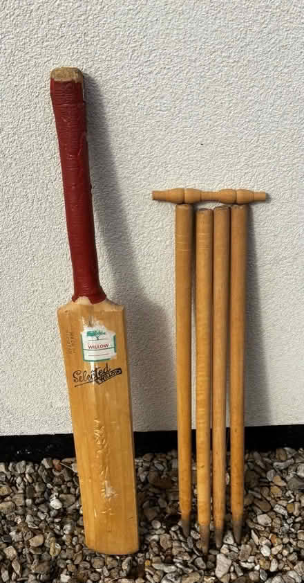 Photo of free Cricket set (Baunton GL7) #1