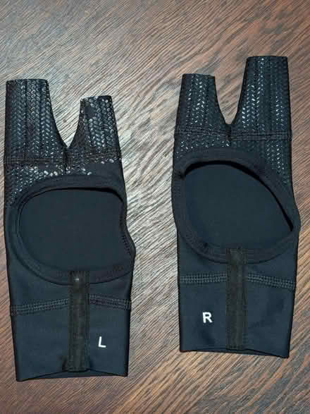 Photo of free Grappz Finger Support Gloves Medium (Jamaica Plain) #1