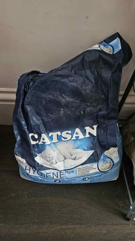Photo of free half bag of cat litter (Morden/ Ravensbury) #1