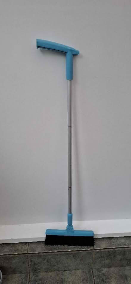 Photo of free Long-Handled Brush (Harrogate HG1) #1