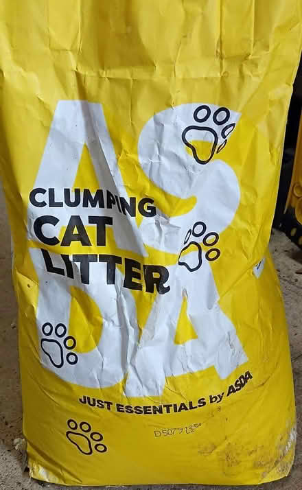 Photo of free Clumping cat litter (Burnham) #1