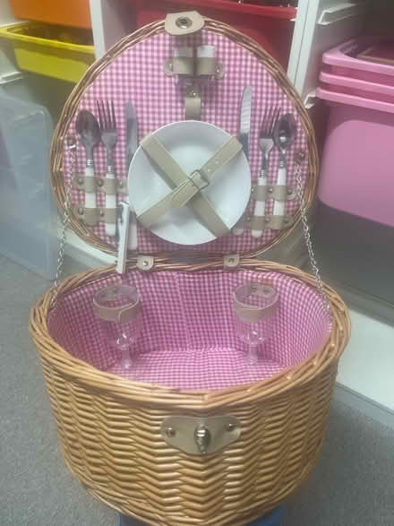 Photo of free picnic hamper (Hollins BL9) #2