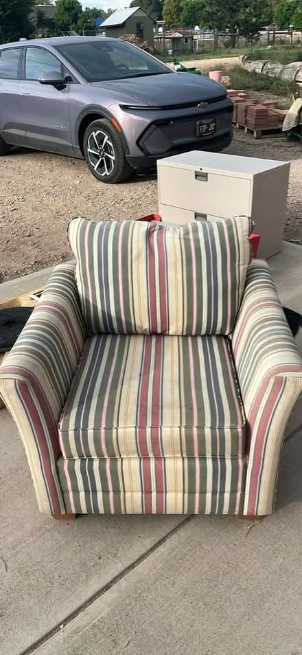 Photo of free Striped Chair (Near Timberline and Prospect) #1