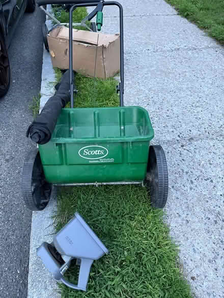 Photo of free Scott Lawn Seed/Fertilizer Spreader (Newport St bt. Grey/Gloucester) #1