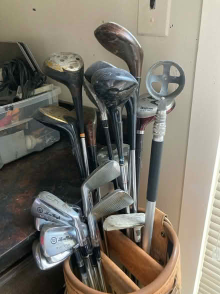 Photo of free Vintage golf clubs/bag (Maple and drake area) #2
