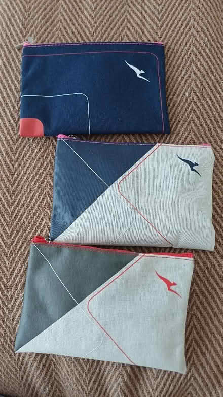 Photo of free 3 qantas toiletries zip bags with some contents (Winkwell HP1) #1
