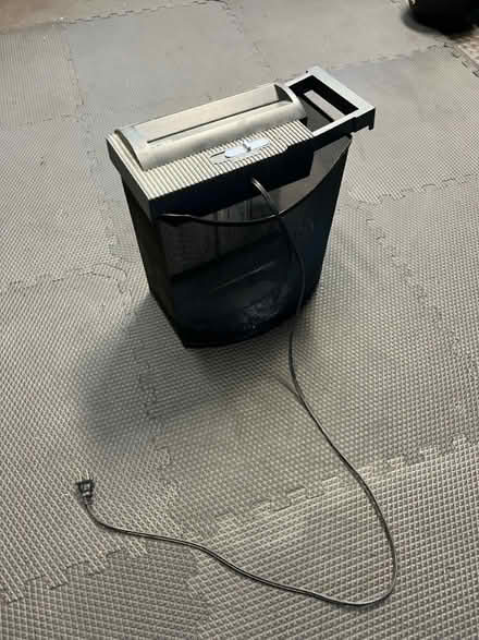 Photo of free Working shredder (Mt. Pleasant DC) #1