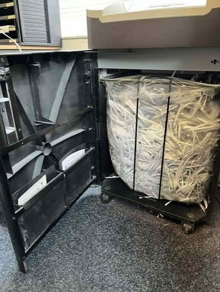 Photo of free Rexel office paper shredder Model RLS28 (Hereford HR4) #4
