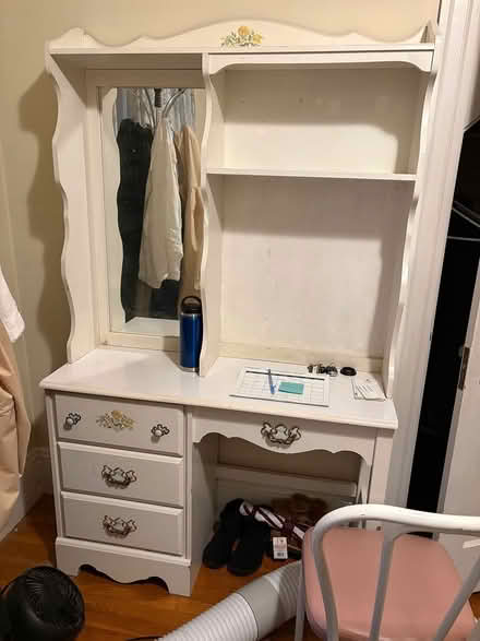 Photo of free Desk with hutch (Belmont) #1