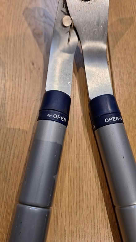Photo of free Garden Shears with extendable arms (OX10 6BD) #3