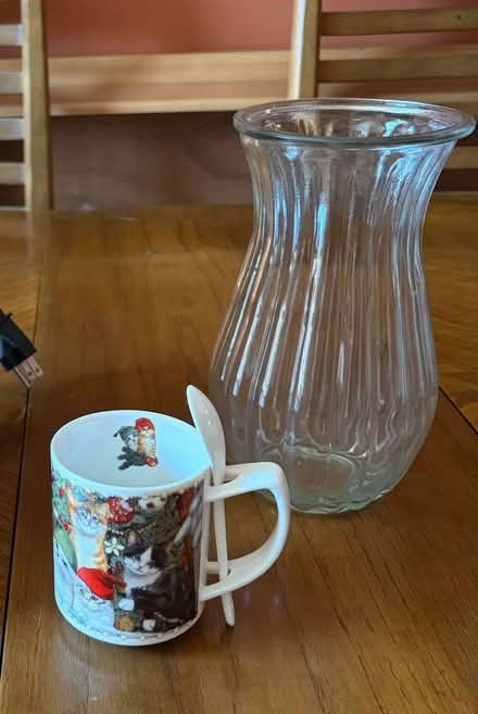 Photo of free Mug and vase (Near Ft. Totten Park) #1