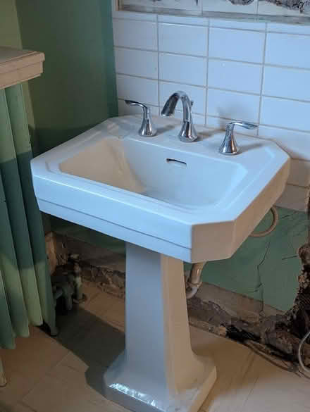 Photo of free Vintage Pedestal Sink (Yonge and Lawrence) #1