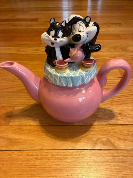Photo of free Warner Brother’s tea pot (Saugerties) #1