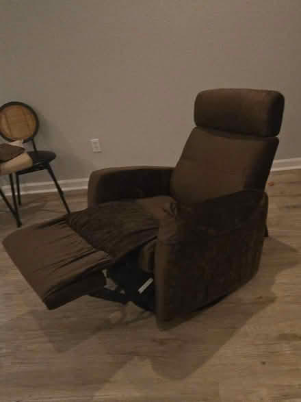 Photo of free Swivel-Rocker-Recliner (Near Kanner and Indian) #1