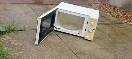 Photo of free Microwave oven (Ellesmere Port, CH66) #2