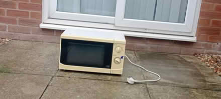 Photo of free Microwave oven (Ellesmere Port, CH66) #1