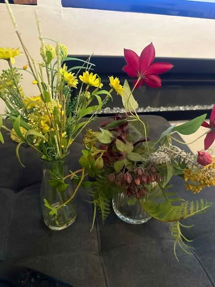 Photo of free 2x artificial flowers in vase (N13) #1