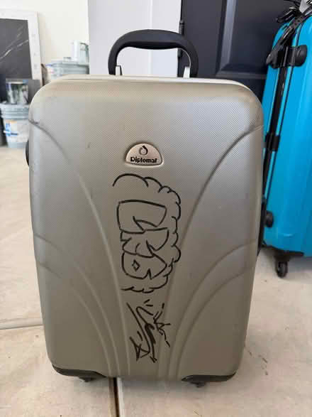 Photo of free Diplomat suitcase - wheel defect (Bellevue) #1