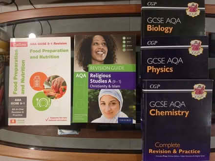 Photo of free GCSE revision guides (Chalton LU4) #1
