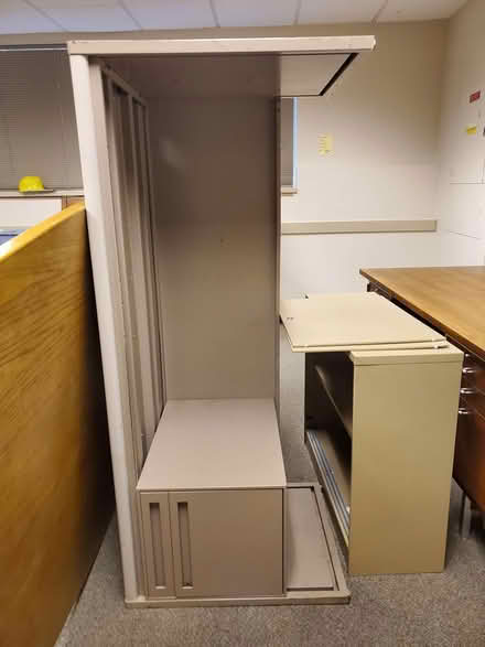 Photo of free desk, metal structure, laminate top (South Bellevue) #1