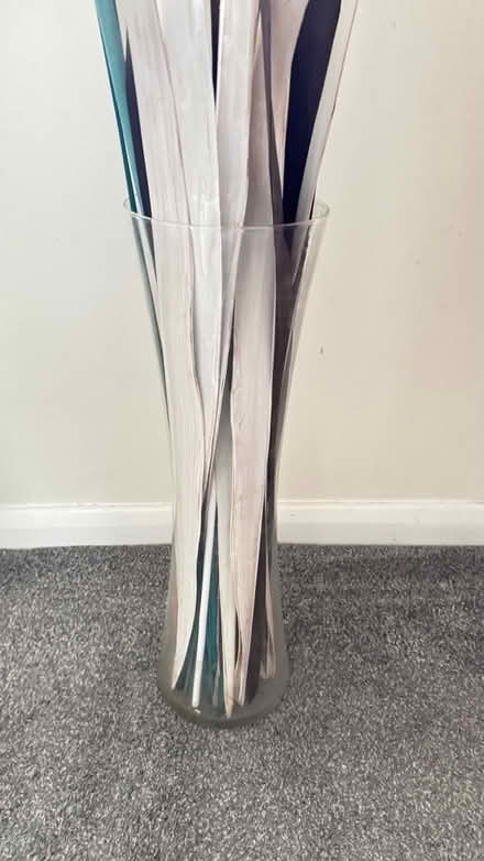 Photo of free Glass Floor Vase &Decorative Reeds (IG87AA) #1