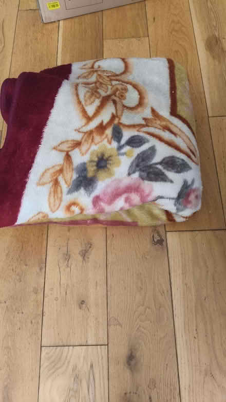 Photo of free large warm fleecy blanket VGC SE25 (South Norwood SE25) #1