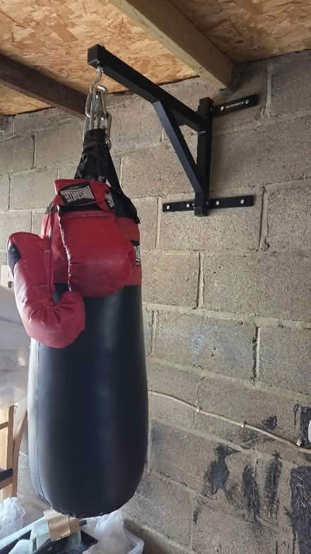 Photo of free Punch bag and wall mount. (Kidlington OX5) #1