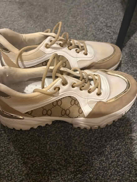 Photo of free Ladies shoes(size 41) & jumper (E3) #1