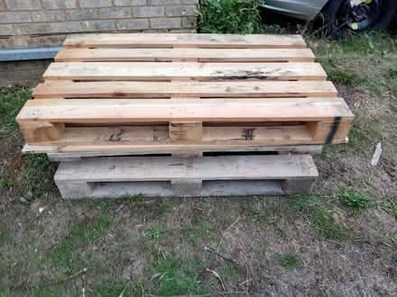 Photo of free Heavy duty pallets (LU3 upper Sundon) #2