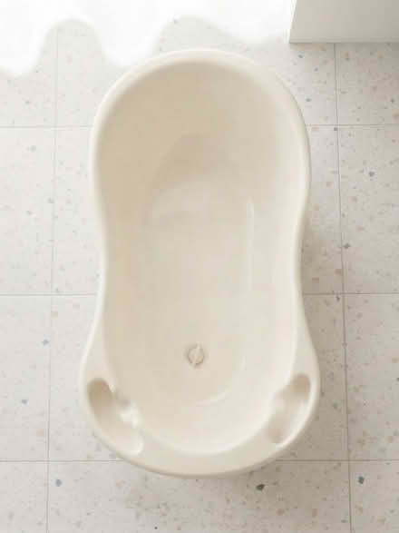 Photo of free Cream baby bath tub (Eagle street, Leam, Cv31 2at) #1