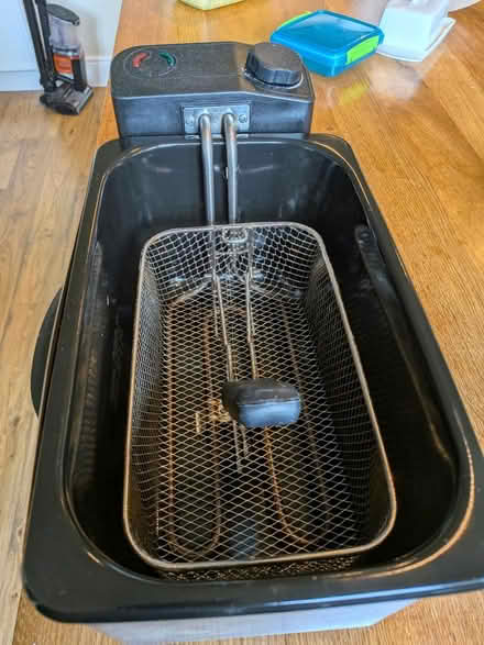 Photo of free Electric deep fat fryer (Huddersfield HD1) #1
