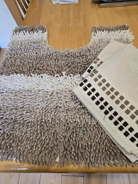 Photo of free Toilet mat, towels (Portchester PO16) #1