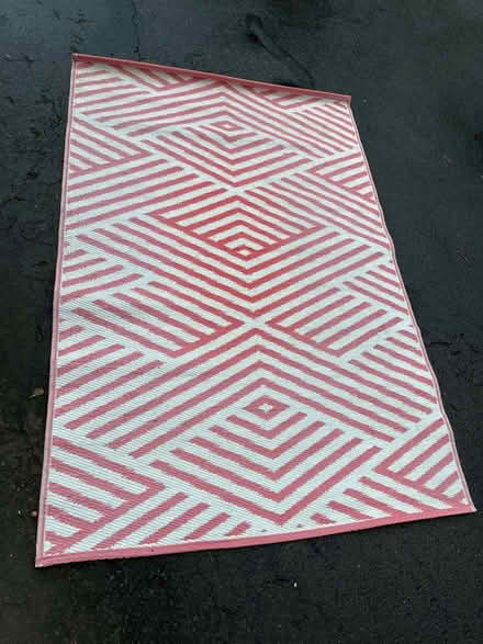 Photo of free 4’x6’ pink/white outdoor rug (New Fairfield Squantz Pond) #2