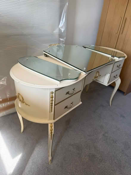 Photo of free Dressing Table Mirror (AL7) #3