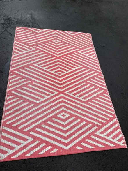 Photo of free 4’x6’ pink/white outdoor rug (New Fairfield Squantz Pond) #3