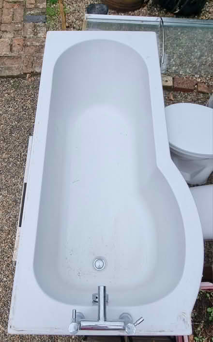 Photo of free Full bathroom Suite (LN8) #3