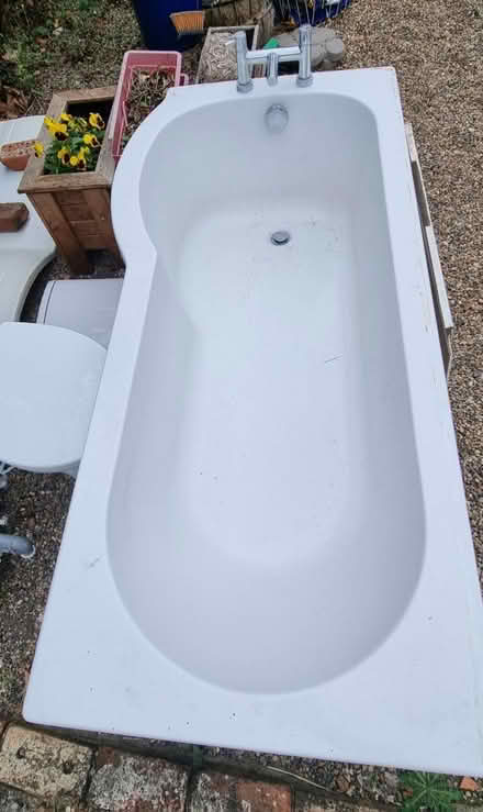 Photo of free Full bathroom Suite (LN8) #4