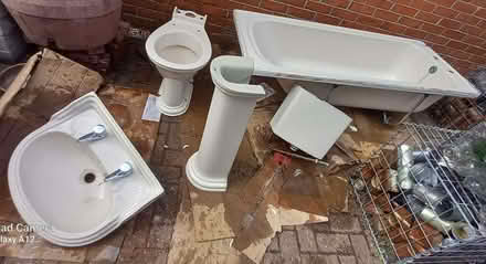 Photo of free Old cream colour bathroom suite (Woodley RG5) #2
