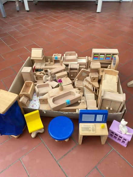 Photo of free Dolls house and furniture (Fleetville AL1) #1