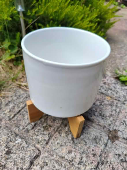 Photo of free Plant pot (Jerrymoor Hill Finch RG40) #1